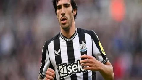 红军点球憾负PSG，欧冠八强之旅落幕，斯洛特强调球队自豪退场